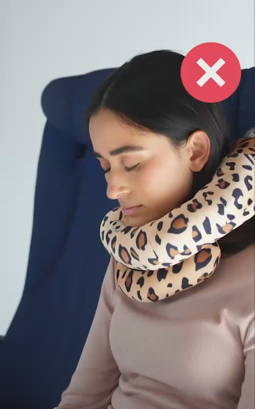 Charger la vidéo: Showcasing comfortable Cabeau neck pillows vs uncomfortable competitor neck pillows 