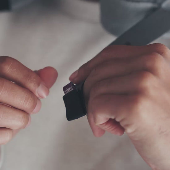 Using the HeadCatch Technology Chin Strap by taking the strap up and over across the pillow and securing to the other side. Resting the chin on the strap.